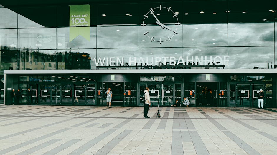 Ingang van Wien Hauptbahnhof met grote klok boven glazen gevel