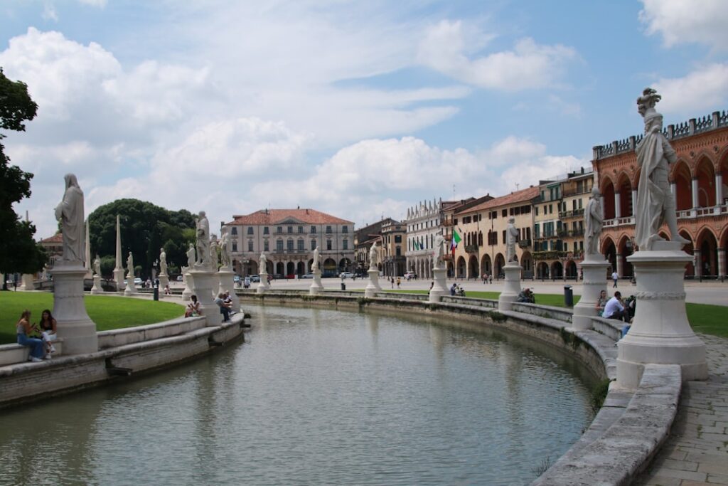 Lunga aiuola canalizzata con statue e prati a Prato della Valle, Padova