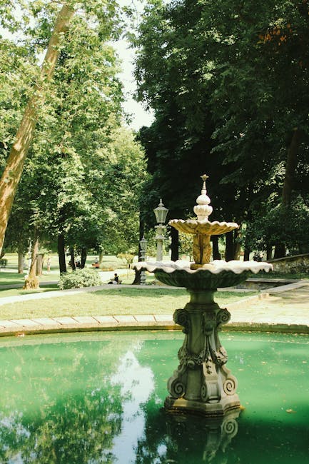Piccola fontana e alberi ombreggianti nel Giardino della Rotonda a Padova