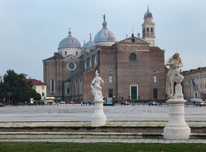 Statues et basilique au Prato della Valle, place emblématique de Padoue