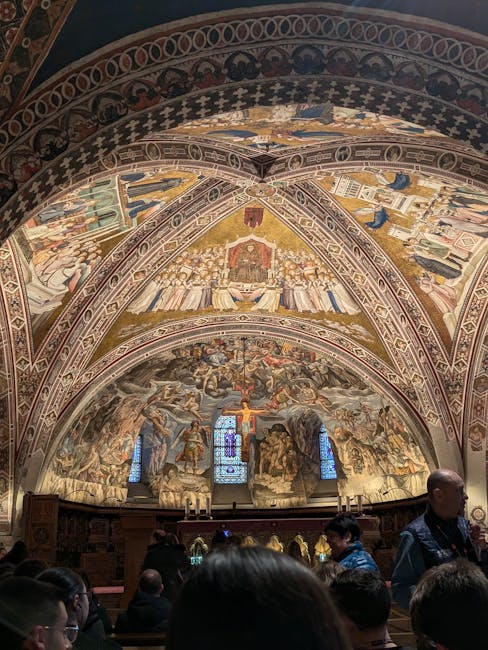 Kapel in Padua met rijk beschilderd gewelf en bezoekers beneden
