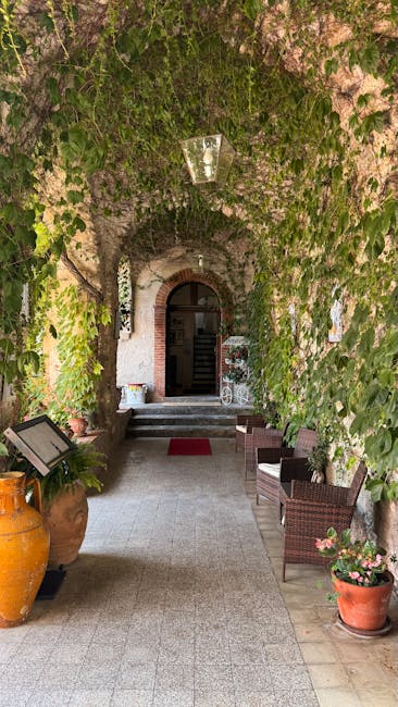 Cortile segreto con muri coperti di edera nel centro storico di Padova