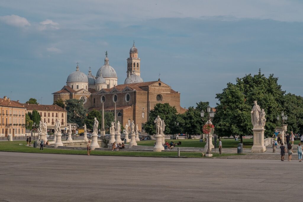 Prato della Valle met marmeren standbeelden en de basiliek van Padua