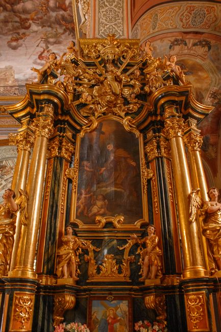 Gouden barokaltaar met engelen en zuilen in de basiliek van Padua