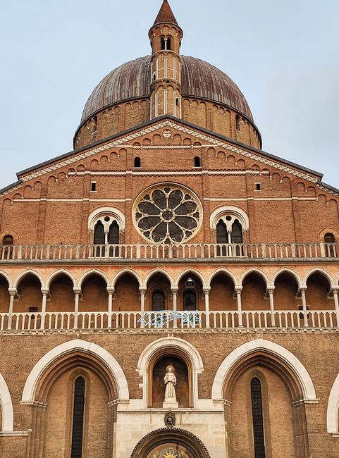 Detail van de voorgevel met roosvenster van de basiliek in Padua