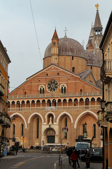 Voorgevel en koepels van de Basiliek van Sint-Antonius in Padua