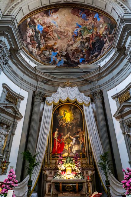 Hoofdaltaar met schildering en koepelfresco in de basiliek van Padua