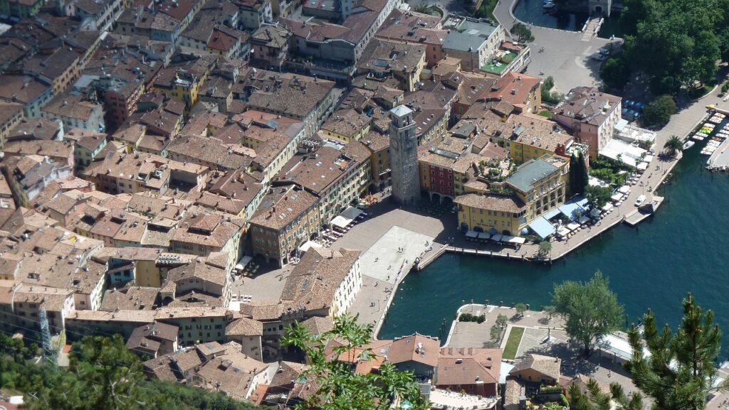 Vue aérienne du centre historique et du port du Lac de Garde