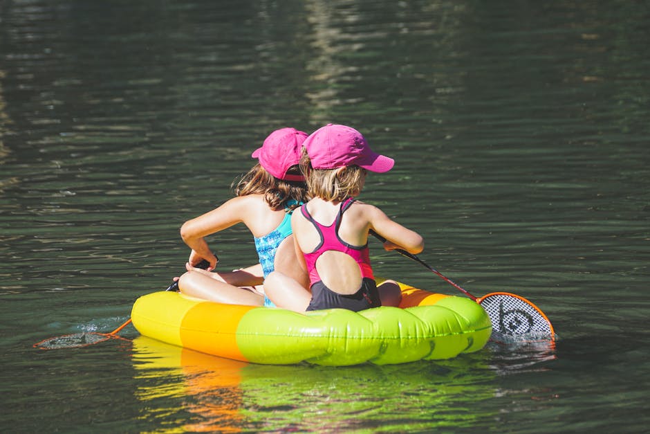 Deux filles en bouée gonflable pagayant sur l'eau du Lac de Garde
