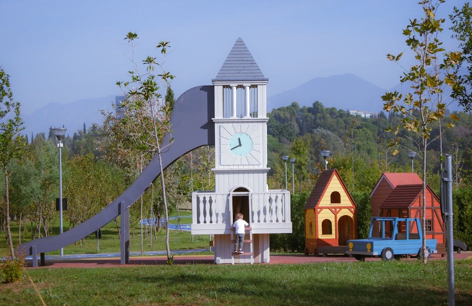 Aire de jeux avec grande tour horloge et toboggan, Lac de Garde