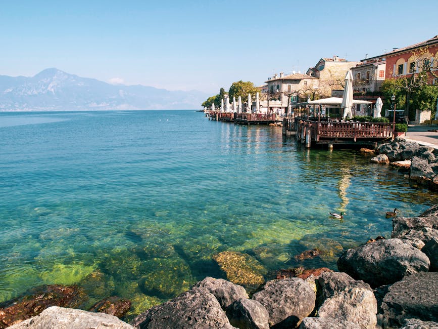 Rivage du Lac de Garde avec eau transparente et quais de restaurants