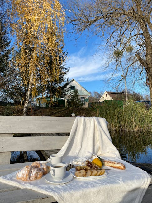 Colazione all'aperto su panchina bianca con dolci e caffè vicino al Lago di Garda