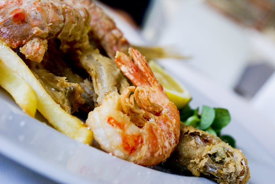 Frittura di pesce con gambero e patatine, limone a lato