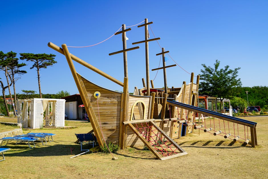 Aire de jeux près du Lac de Garde en forme de bateau en bois