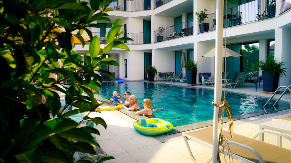 Piscine d'hôtel au Lac de Garde avec une famille et bouée colorée