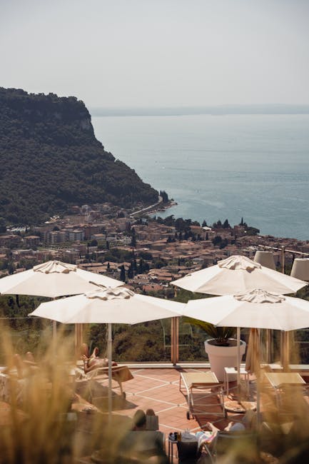 Terrazza con ombrelloni e vista panoramica sul Lago di Garda