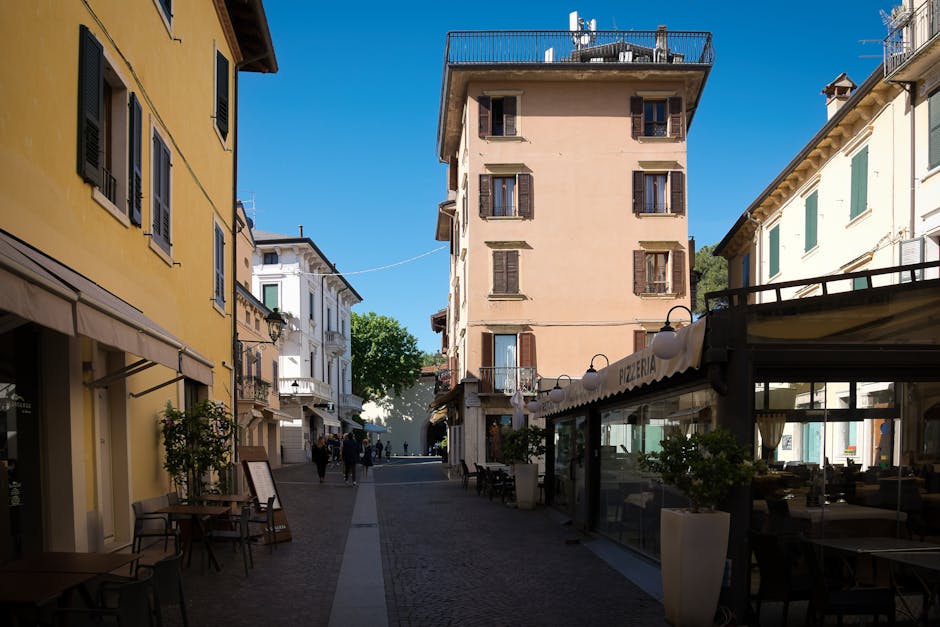 Vicolo pedonale con pizzeria e palazzi, centro vicino al Lago di Garda