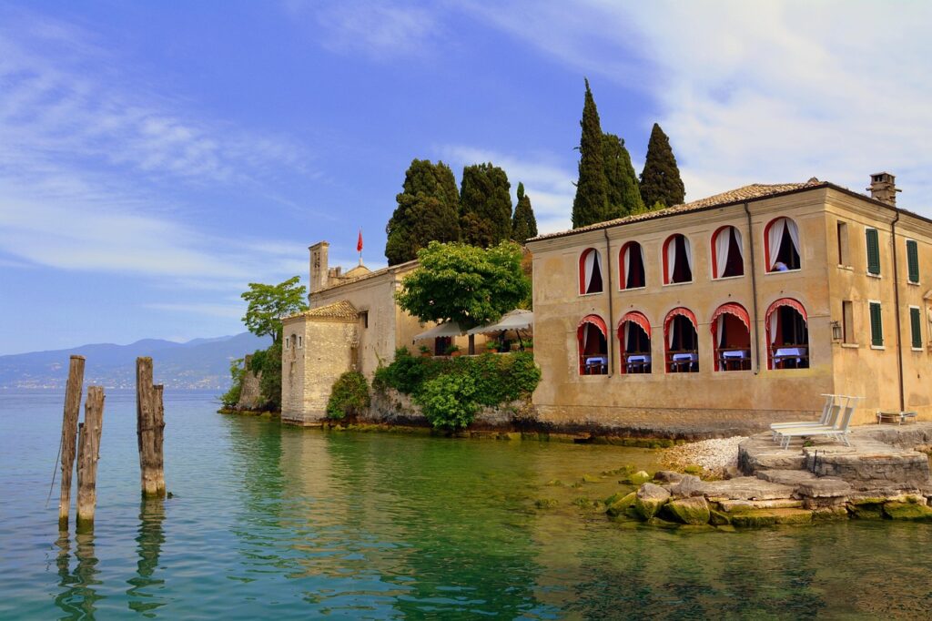 Villa aux arcades posée sur l'eau du Lac de Garde
