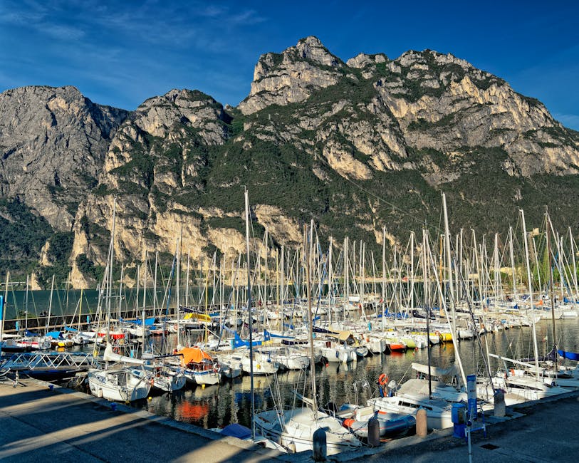 Port de plaisance au Lac de Garde avec voiliers et falaises rocheuses