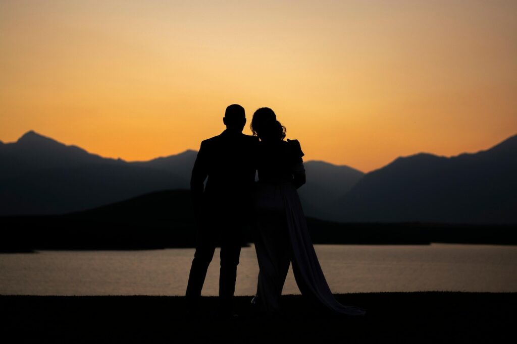 Silhouette d'un couple enlacé au coucher de soleil sur le Lac de Garde