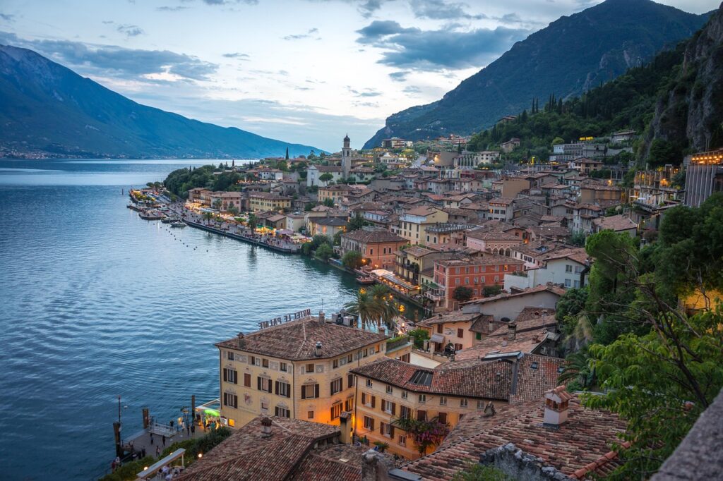 Village historique s'étirant le long du rivage du Lac de Garde