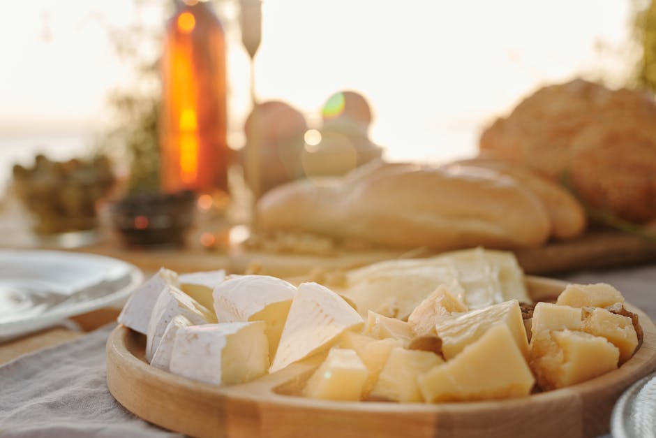 Plateau de fromages et pain posé au bord du Lac de Garde au coucher