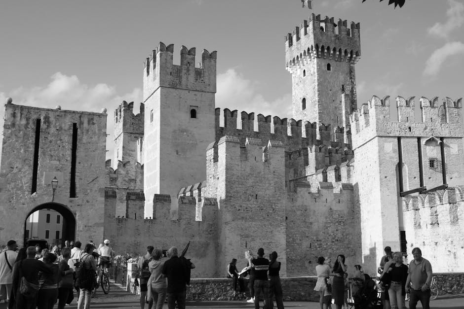 Château médiéval et visiteurs devant les remparts du Lac de Garde
