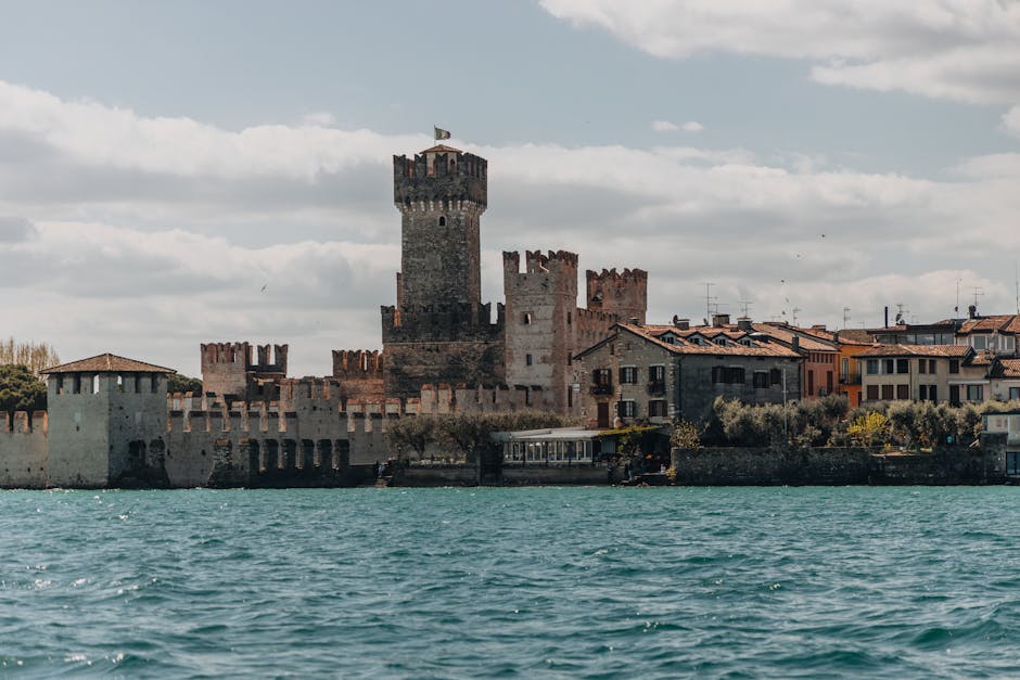 Château médiéval et remparts bordant les eaux du Lac de Garde