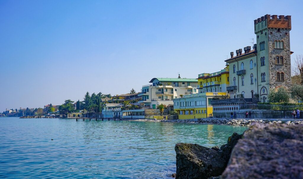 Façades colorées et tour médiévale le long du Lac de Garde