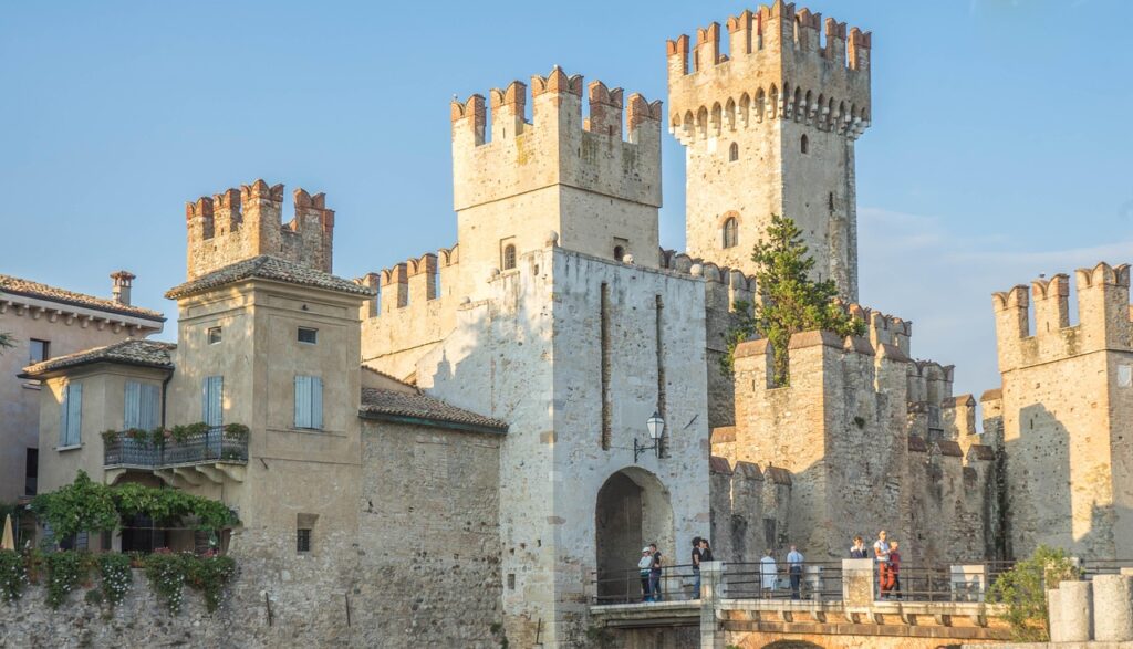 Masywny zamek Scaligerów w Sirmione nad Jeziorem Garda, wieże i mury