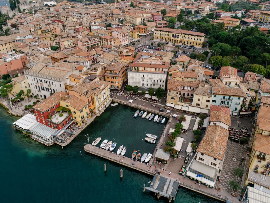 Vue aérienne du port et des ruelles du Lac de Garde