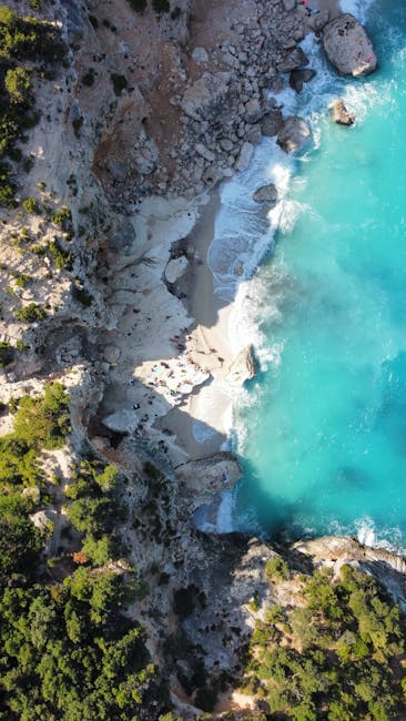 Vista aerea di cala rocciosa con mare turchese e spiaggia, Sardegna