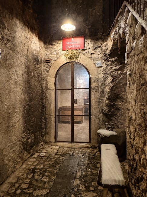 Entrée voûtée d'une cantina historique en Sardaigne, enseigne rouge