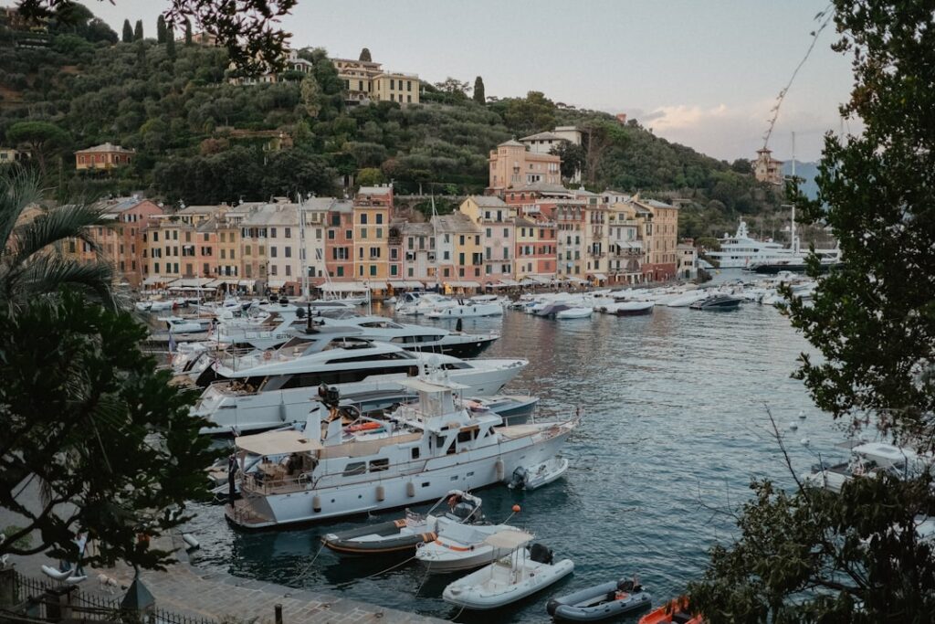 Porto affollato di yacht davanti a case colorate sulla costa sarda