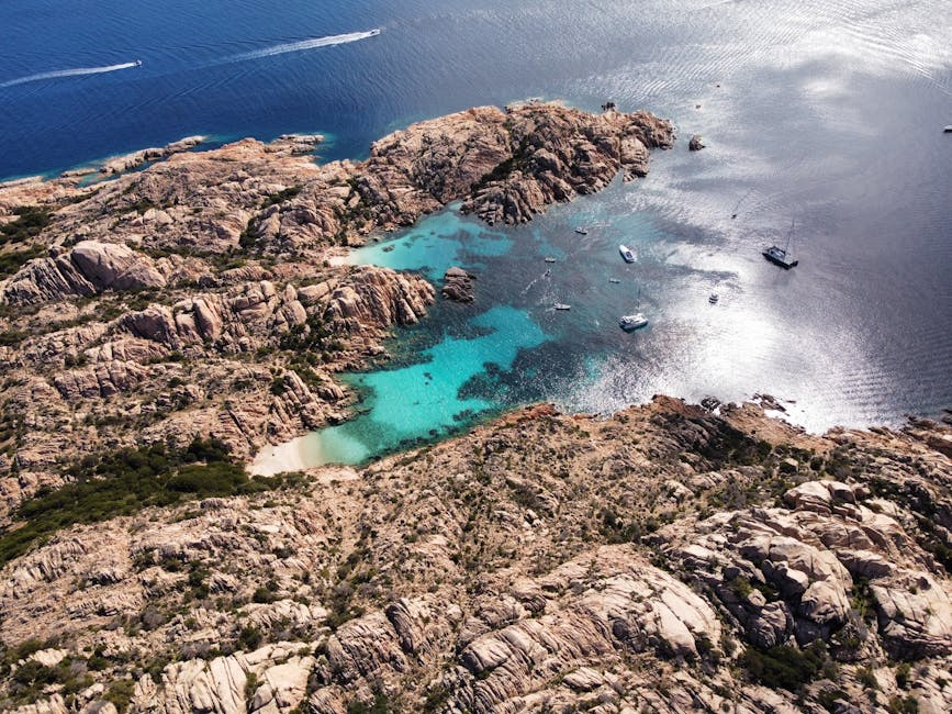 Veduta aerea di insenature rocciose e acque turchesi in Costa Smeralda, Sardegna