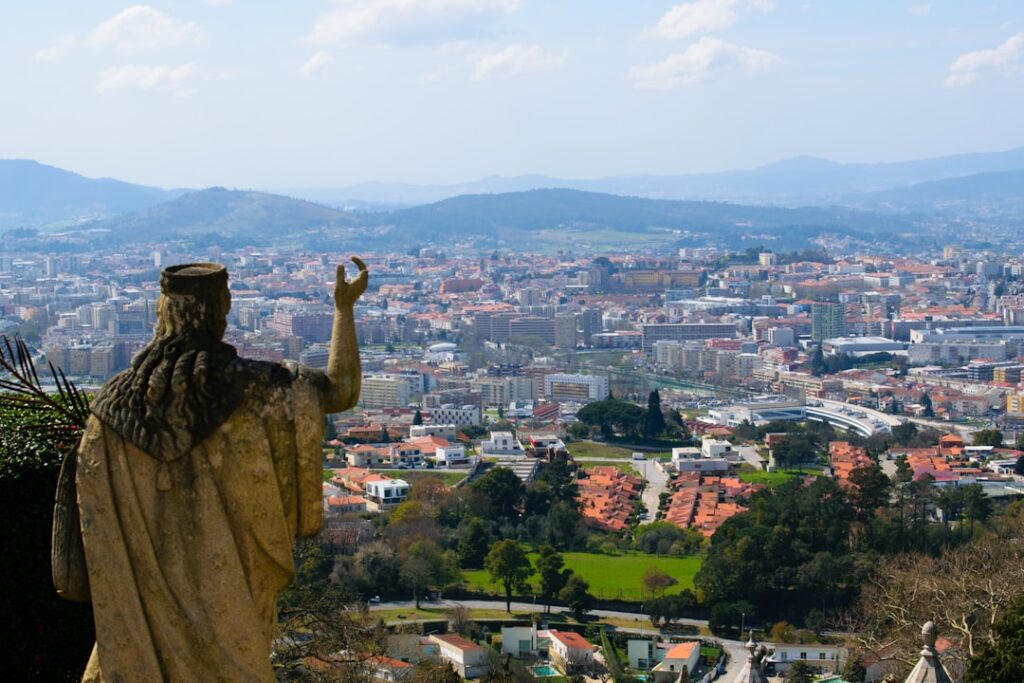 Statue en pierre dominant la ville de Nuoro et la vallée sarde