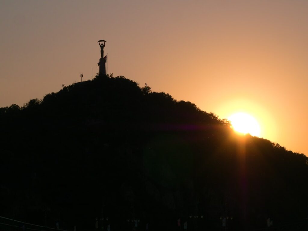Silhouette du Christ rédempteur sur Monte Ortobene près de Nuoro