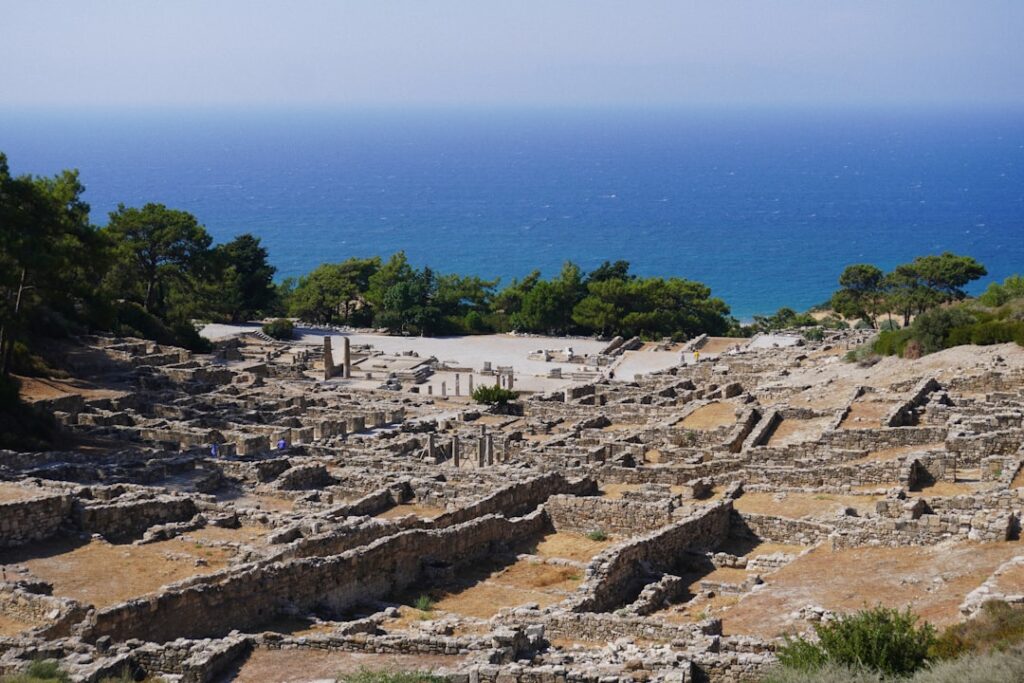 Rovine archeologiche costiere con vista sul mare cristallino della Sardegna