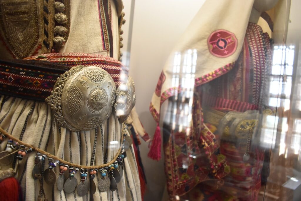 Détail de costumes traditionnels sardes avec ceintures et monnaies