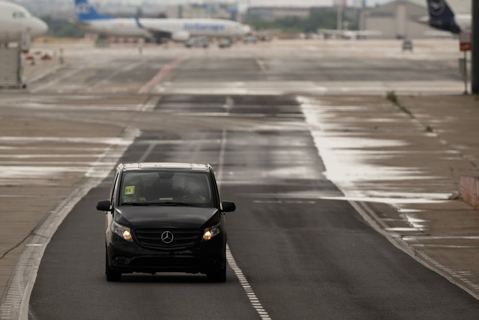 Pulmino Mercedes su pista bagnata all'aeroporto di Costa Smeralda, Sardegna
