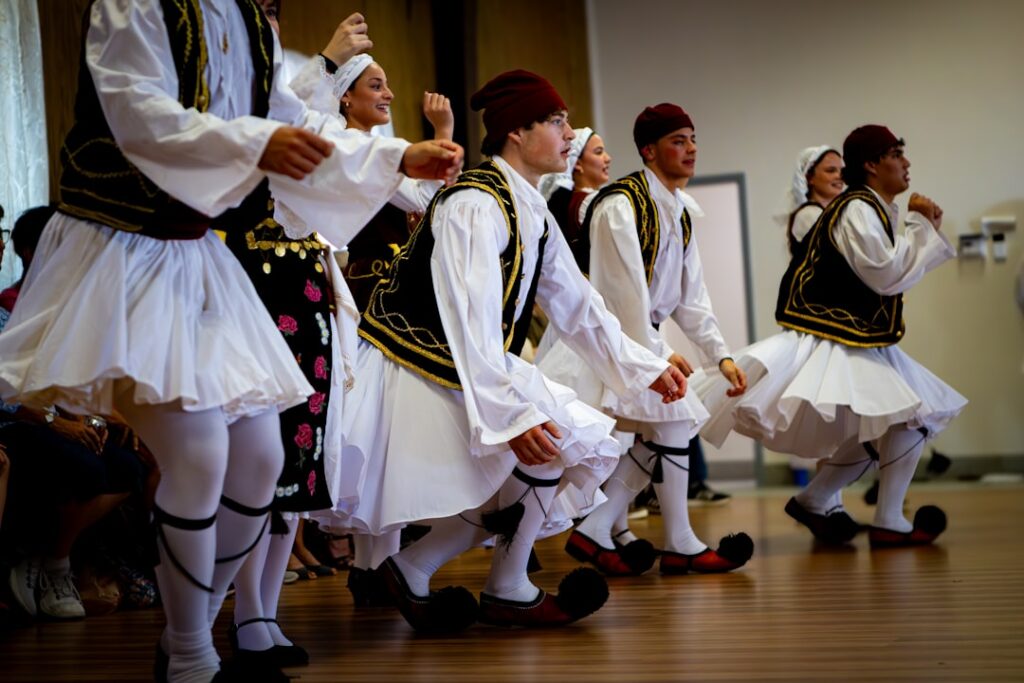 Tancerze w tradycyjnych strojach ludowych wykonują taniec na Sardynii