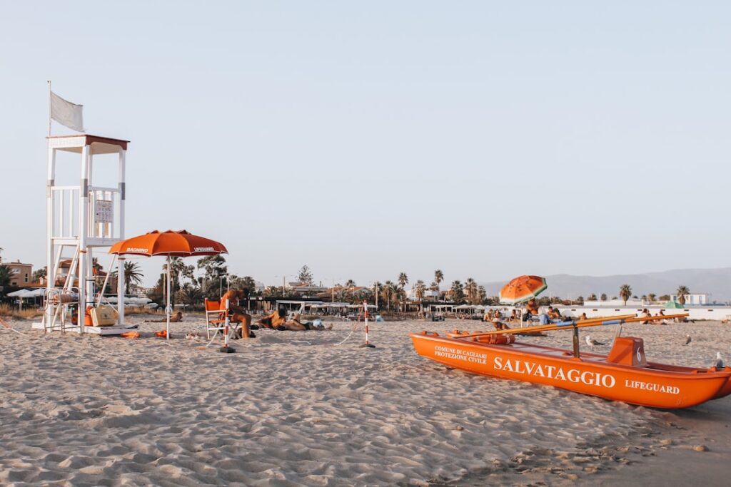 Torretta del bagnino e battello 'Salvataggio' sulla spiaggia di Cagliari