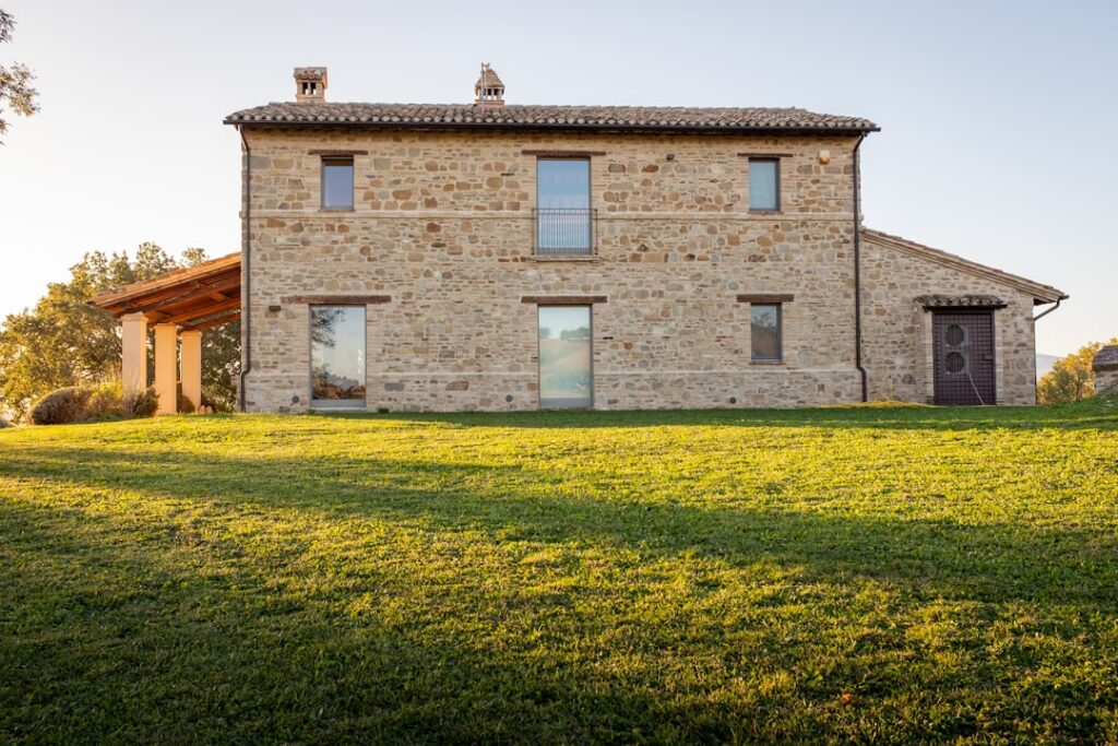 Sardyńskie agriturismo — kamienna fasada
