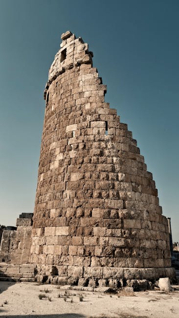 Alta torre circolare in pietra tra rovine archeologiche della Sardegna