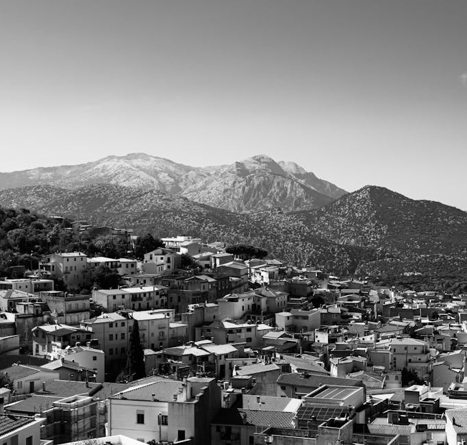 Panorama en noir et blanc de Nuoro et des montagnes sardes