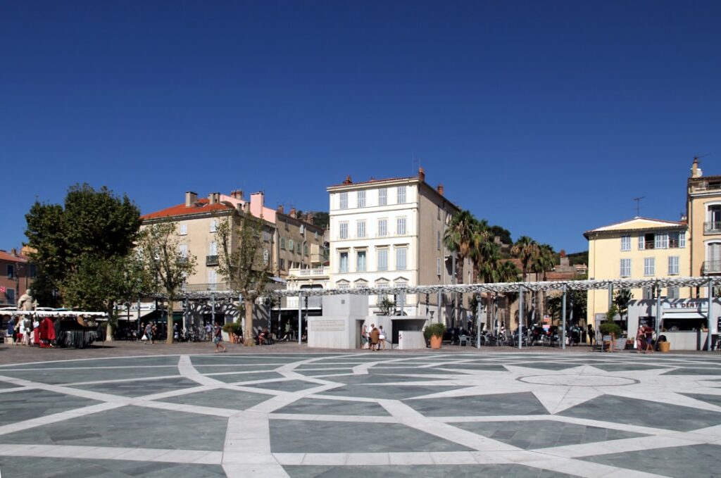 Platz mit Granithäusern in Tempio Pausania