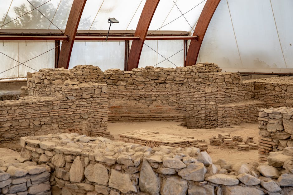 Restaurierte Steinmauern einer archäologischen Ausgrabungsstätte unter Schutzdach, Sardinien