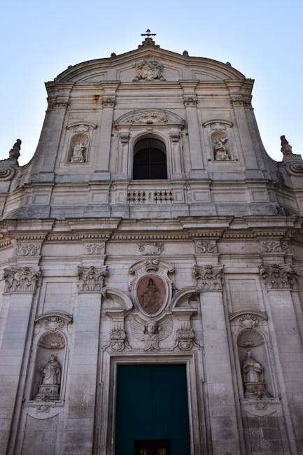 Facciata barocca di chiesa in Sardegna con nicchie e statue