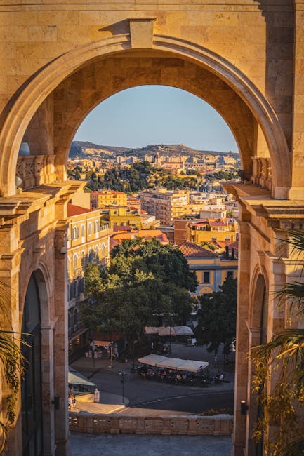 Steinerner Bogen mit Blick auf Cagliari und bunte Dächer Sardiniens