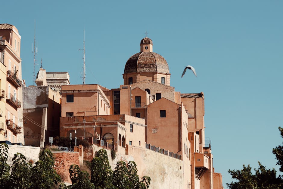 Dôme d'église surplombant les maisons colorées de Cagliari, Sardaigne